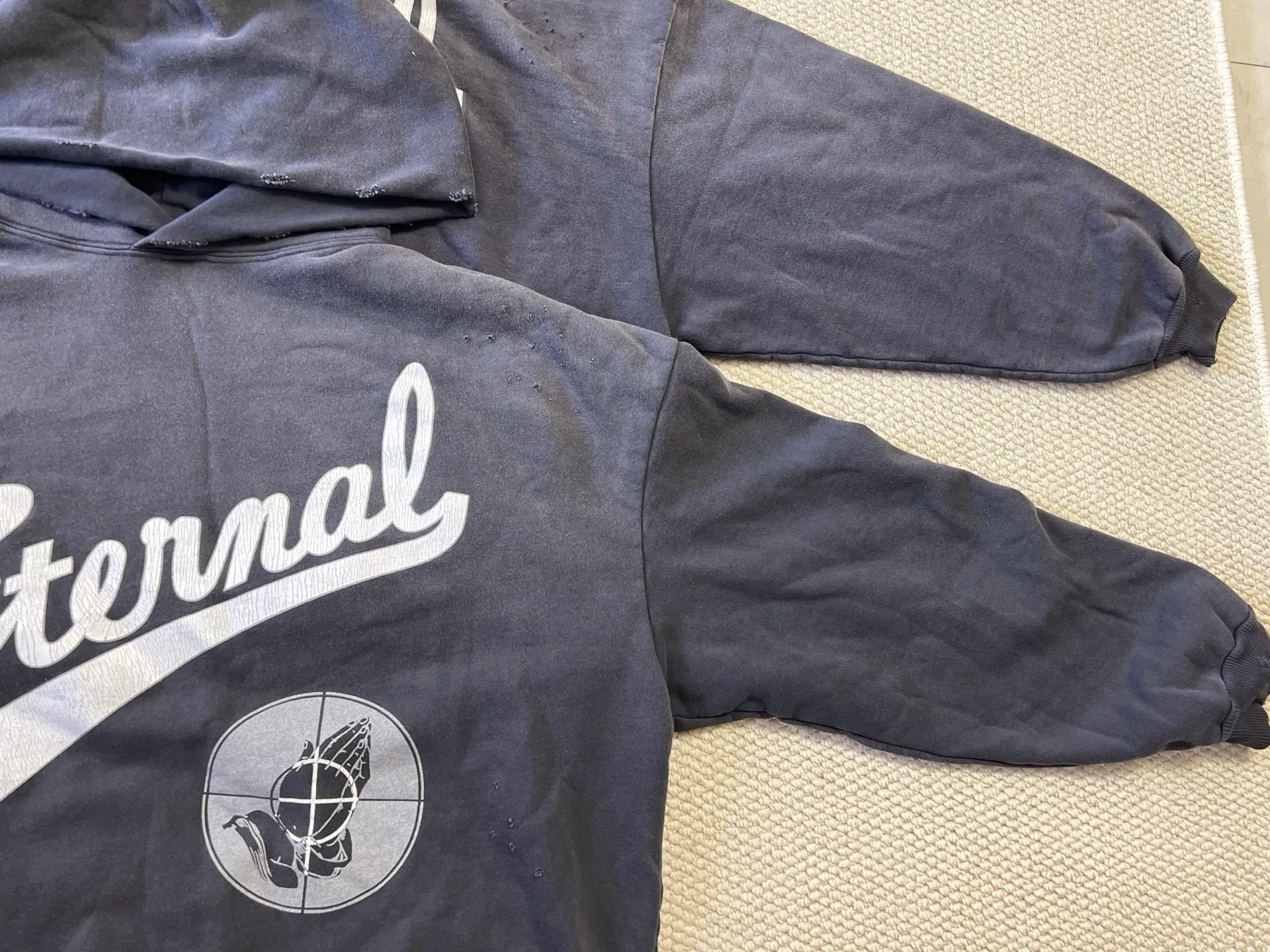 Pattern vs original SAINT Mxxxxxx × FEAR OF GOD FG_HOODIE/SNT OF GOD/BLK FOG joint model ETERNAL praying crosshair distressed hoodie. Washed black S-XL This season's hot and super popular joint model. The original version is the same. Spring and summer thin fabrics are comfortable on the upper body. The BOXY version with short fat and wide shoulder line is a fashion favorite. It has a high-end feel. Heavy washing and water fading technology. The horse is repositioned. Too much wear and damage and graffiti treatment. Correct version FOG co-branded main mark/wash mark/little angel mark